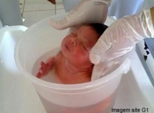  Banho de ofurô em bebê remete ao útero da Mãe